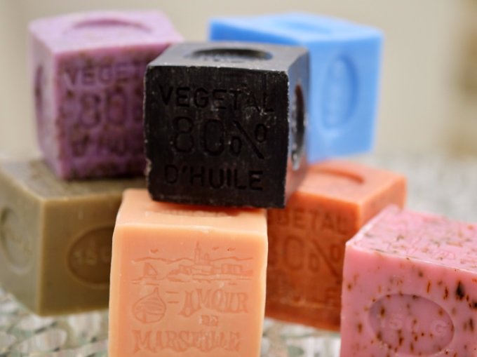 savon-marseille-lavande-bleue-cube-150-lesérail-2-douceur-des-sens.jpg